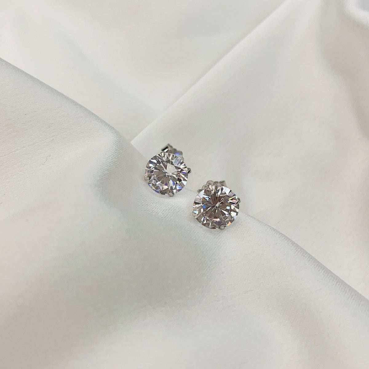 [Clover Jewelry]Stylish Shiny Round Center Stone Stud Earrings