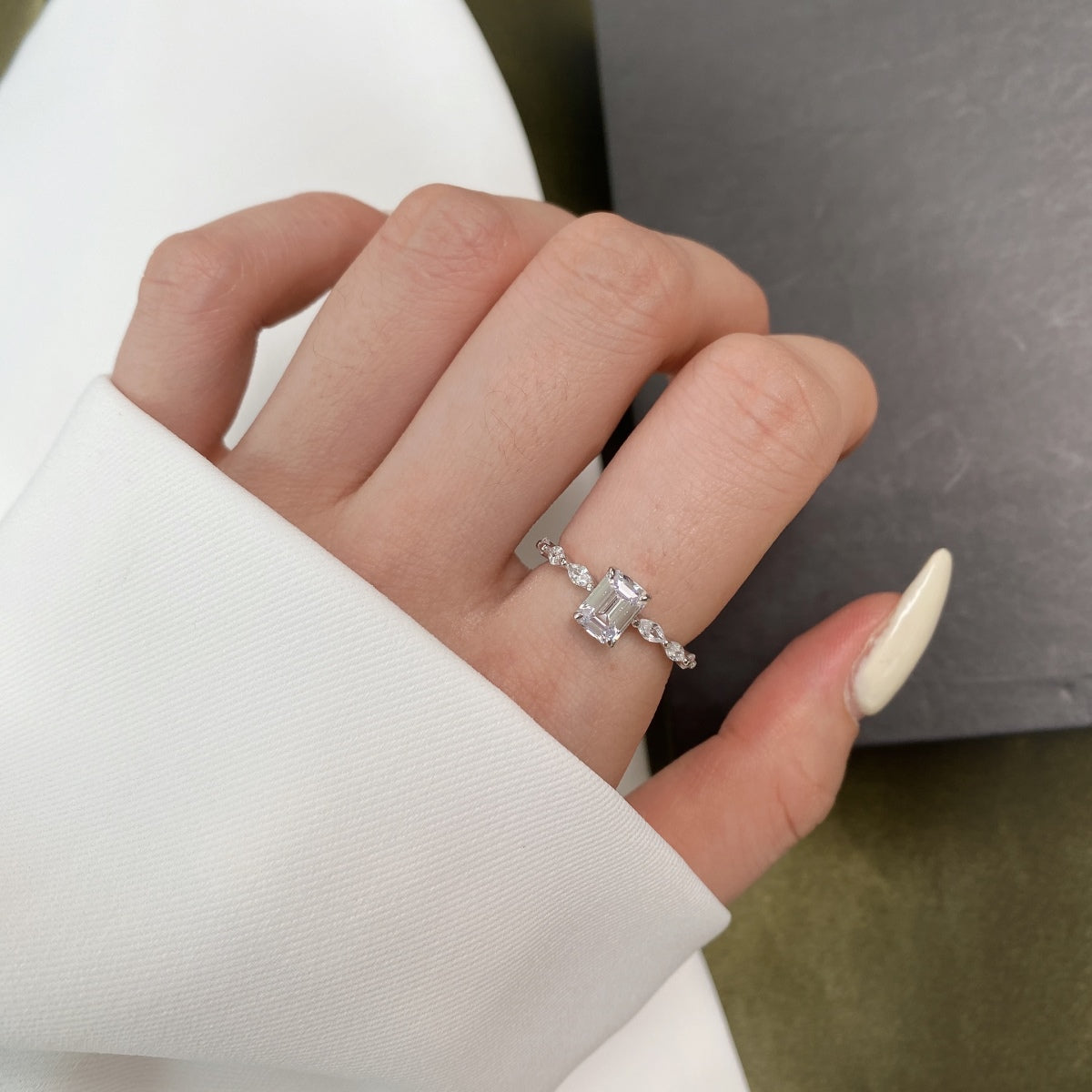 [Clover Jewelry]1.0 Carat Dainty Resplendent Radiant Cut Daily Ring