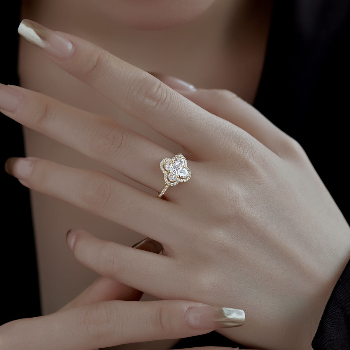 [Clover Jewelry]Luxurious Eternity Flower Shape Banquet Ring