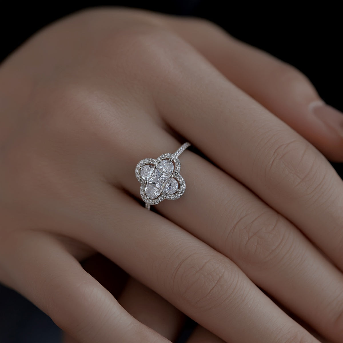 [Clover Jewelry]Luxurious Eternity Flower Shape Banquet Ring