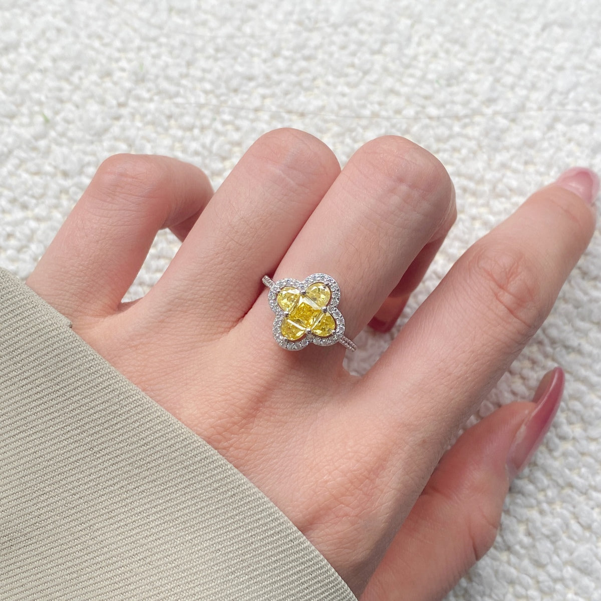 [Clover Jewelry]Luxurious Eternity Flower Shape Banquet Ring