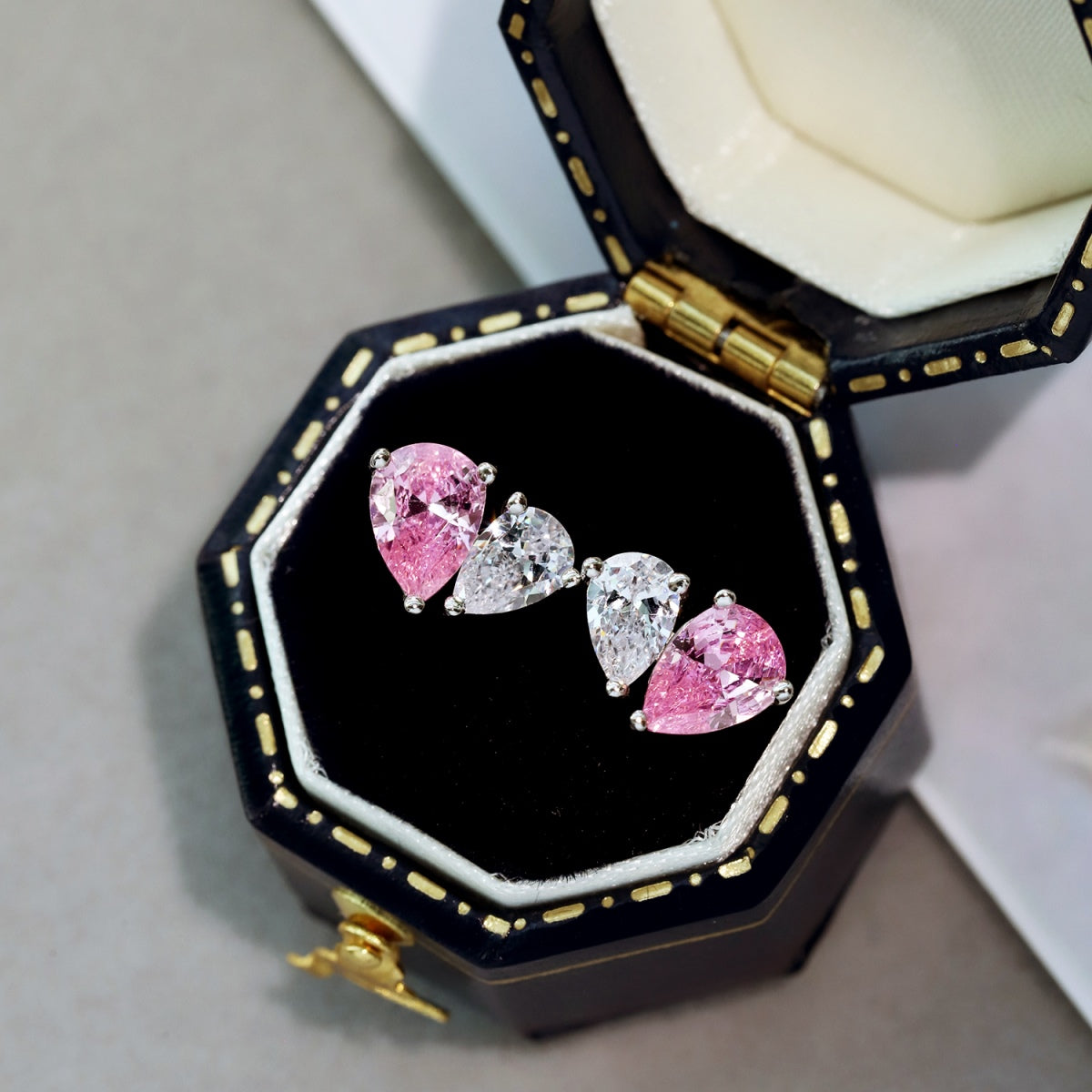 [Clover Jewelry]Dazzling Elegant Heart Cut Lover Earrings